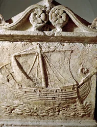 Détail du sarcophage du navire, en pierre de Sidon